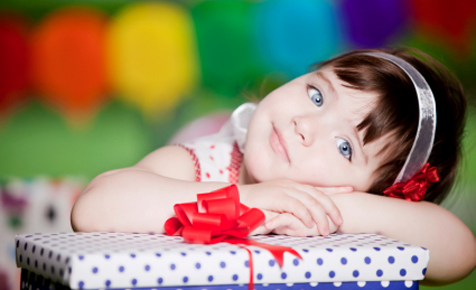 Little_girl_with_birthday_gifts- gifts for girls