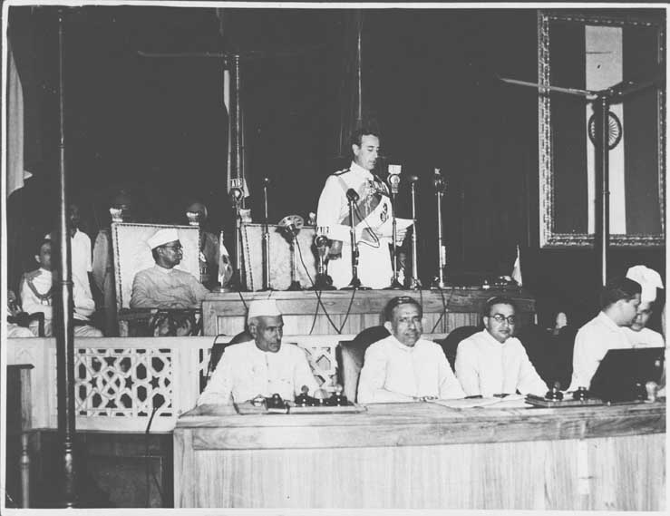 Mountbatten_addressing_the_Independence_Day_session_of_the_Constituent_Assembly_on_Aug_15,_1947