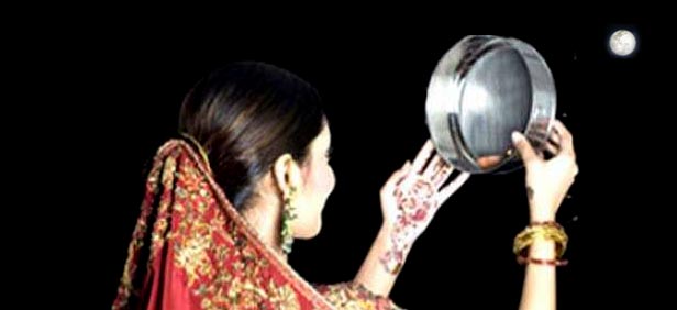 Karva-Chauth-HD-Images-looking-at-moon