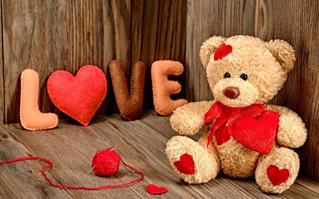 Cool_Wallpaper_with_teddy_bear_holding_heart_love-free-download