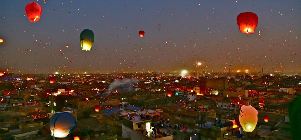 sky-filled-with-tukkal-ahmedabad-uttarayan_GUJARAT