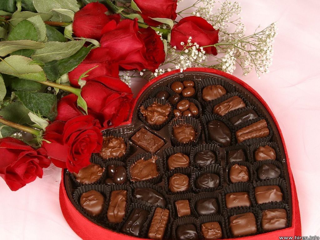 Red-Roses-Bunch-with-Chocolates-day