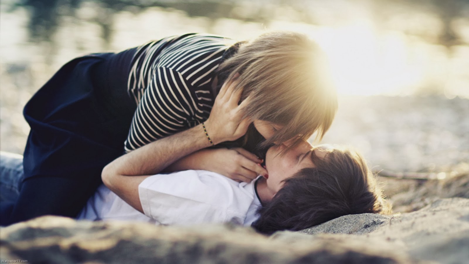 couple-celebrating-kiss-day