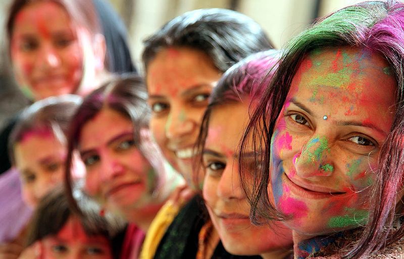 https://www.happywalagift.com/holi-photos-different-parts-india-celebrate-holi/