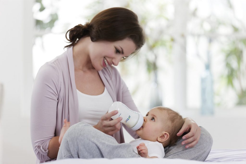 mum-bottle-feeding-baby_images-wallpapers-mothers day