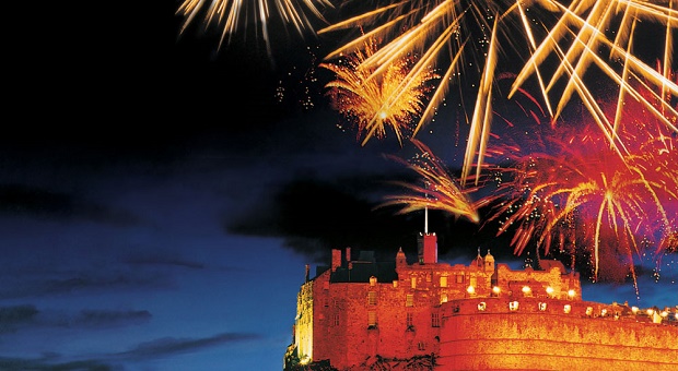 edinburgh-hogmanay-nye-fireworks-new-year-celebration