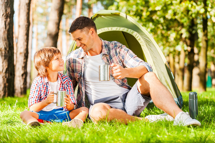 Фотосессия пикник папа с дочками. Family is sitting near the Fire Tent. Camping with dad